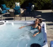 1_HotSpring-Hot-Spot-2020-Relay-Alpine-White-Storm-Lifestyle-Woman-Alone_Day-1-Morning-1427
