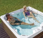 HotSpring-Limelight-Flair-2020-alpinewhite-Sable-Lifestyle-Couple-01